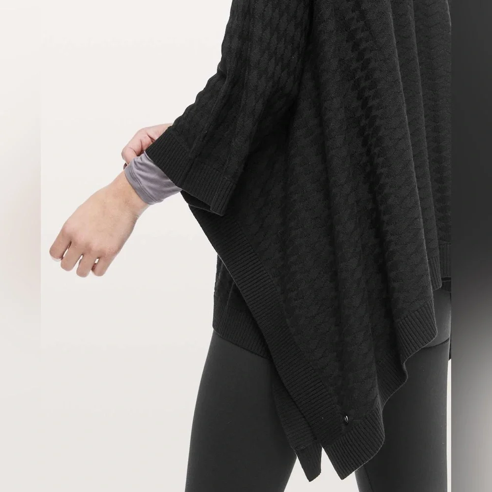Lululemon Divinity Poncho Scarf Woven, Black, One Size. Chic Workout Coverup